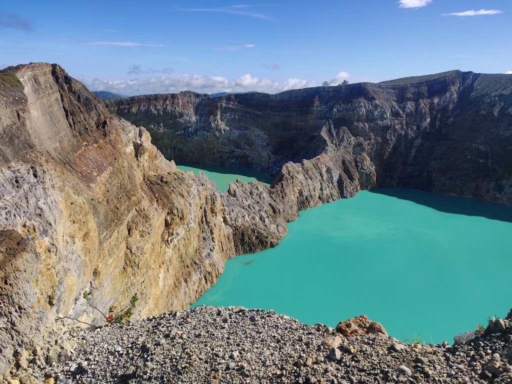 Keindahan Tiga Warna Danau Kelimutu di Nusa Tenggara Timur Keindahan Tiga Warna Danau Kelimutu di Nusa Tenggara Timur