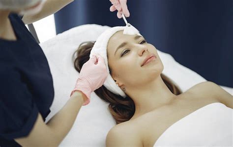 5 Peeling Wajah Terbaik: Bye Kulit Kusam dalam Semalam! 5 Peeling Wajah Terbaik: Bye Kulit Kusam dalam Semalam!