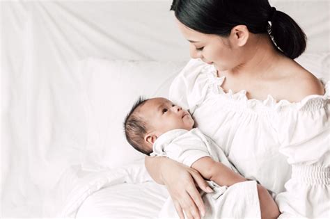 7 Rahasia Perawatan Wajah Glowing untuk Ibu Menyusui (Dijamin Aman!) 7 Rahasia Perawatan Wajah Glowing untuk Ibu Menyusui (Dijamin Aman!)